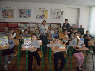 На фото Абросимов Е. О. и Ким Л. А., ЗОШ 181.JPG
